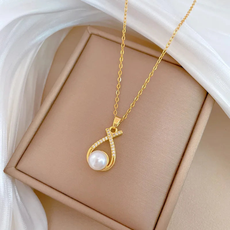 Luxuriöses Set aus Perlenkette und Ohrringen, mit 18 Karat PVD-Beschichtung