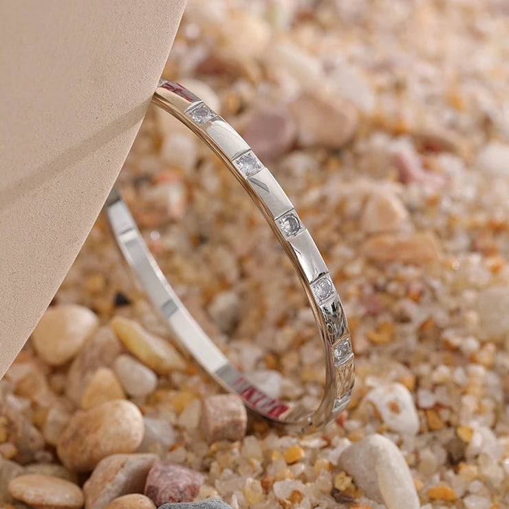 Eleganter Armreif mit Zirkonia-Glanz