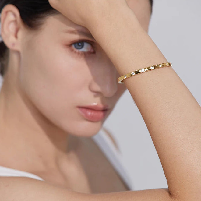 Eleganter Armreif mit Zirkonia-Glanz